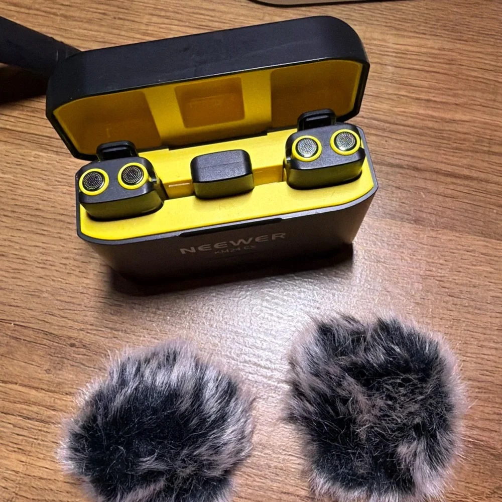 Neewer KM24 CX True Wireless Earbuds in Black & Yellow